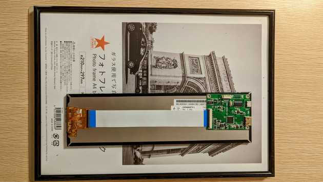 液晶パネルとCan Doで買ったフォトフレームの写真